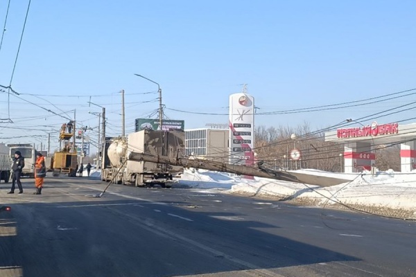 Упавшая опора ЛЭП парализовала движение на Московском шоссе