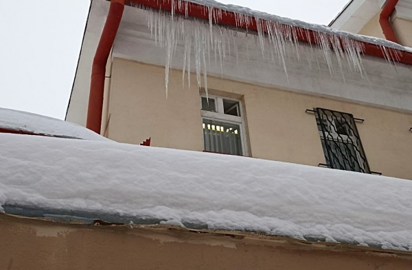 МЧС предупредило об опасности схода снега с крыш