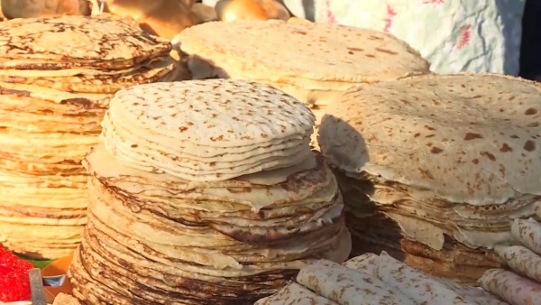 На Лыбедском бульваре установили фудтраки с блинами