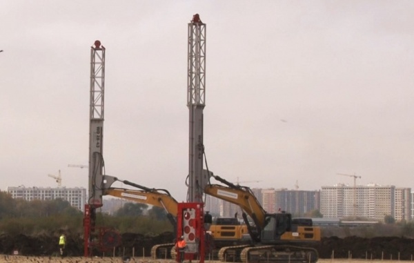 Работы по строительству моста идут круглосуточно по обе стороны Оки