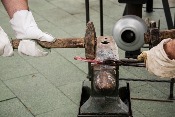 Рязанцы приняли участие в мастер-классе по кузнечному делу