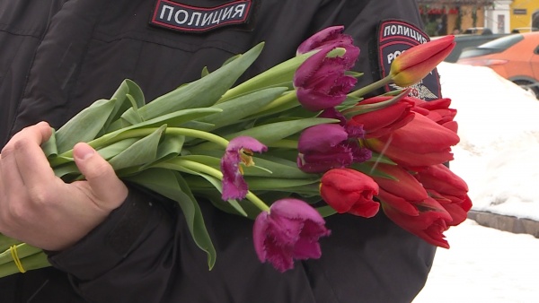 Сотрудники ГАИ начали поздравлять женщин-водителей с 8 Марта