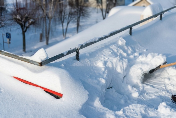 В центре Рязани на пенсионера рухнул снег с крыши