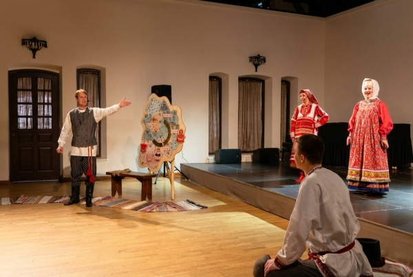 Рязанским школьникам показали иммерсивный спектакль о традициях губернии