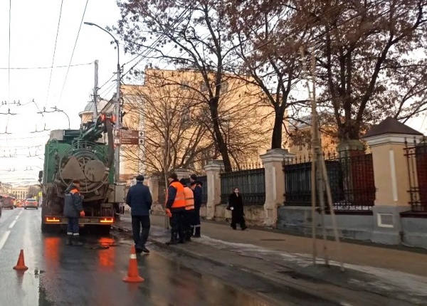 На улицах Халтурина и Великанова в Рязани прочистили ливневую канализацию