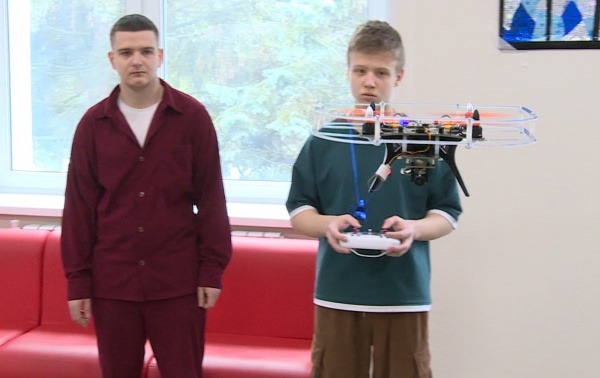 Более 90 рязанских школьников на каникулах учились собирать БПЛА и управлять ими