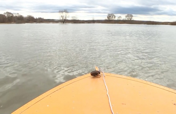 В Шумаши запустили переправу через затопленную дорогу
