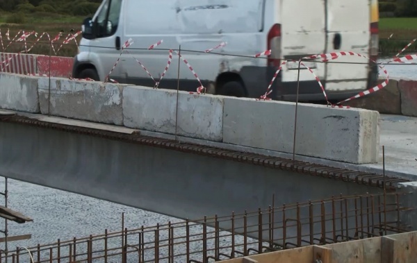 В Борках организовали переходы через подтопленные участки