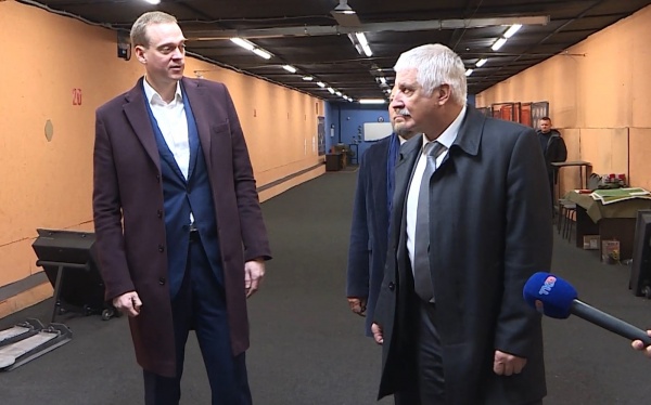 Павел Малков и председатель ДОСААФ РФ Денис Добряков посетили стрелково-спортивный центр