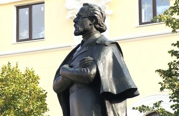 Ко Дню космонавтики в Рязани помыли памятники Циолковскому и Уткину