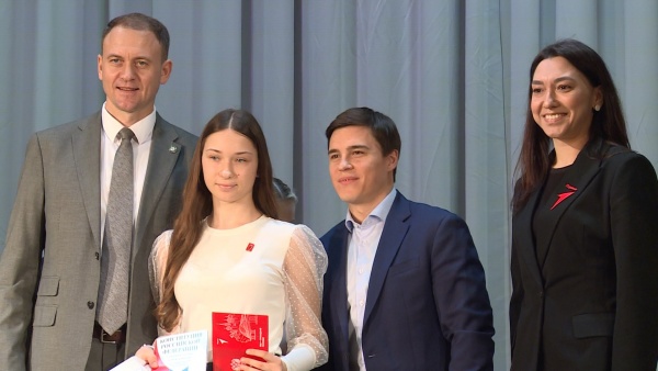 Олимпийский чемпион Никита Нагорный вручил паспорта рязанским школьникам