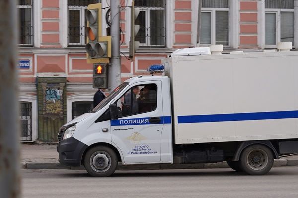 Полицейские задержали курьера мошенников, обманувшего 86-летнюю рязанку  