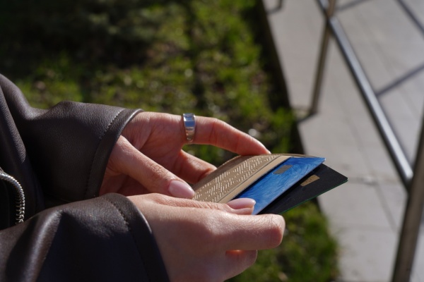 Жительница Ермишинского округа украла деньги с карты соседки 