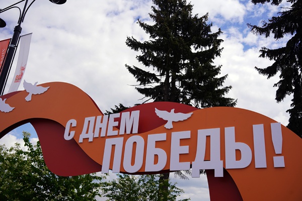 Детские рисунки представили на выставке в Рязани ко Дню Победы 