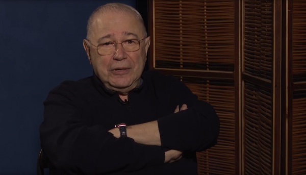 «Проездом»: народный артист РСФСР, писатель, юморист и телеведущий Евгений Петросян