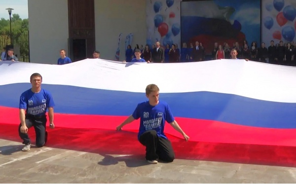 В ЦПКиО развернули огромный флаг России