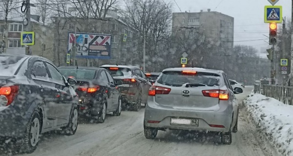 Движение на Московском шоссе сильно затруднено из-за массовой аварии