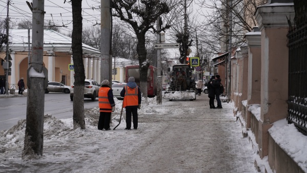 Дирекция благоустройства города обрабатывает улицы от гололеда