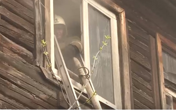 Пожар на улице Карла Маркса тушили 12 человек