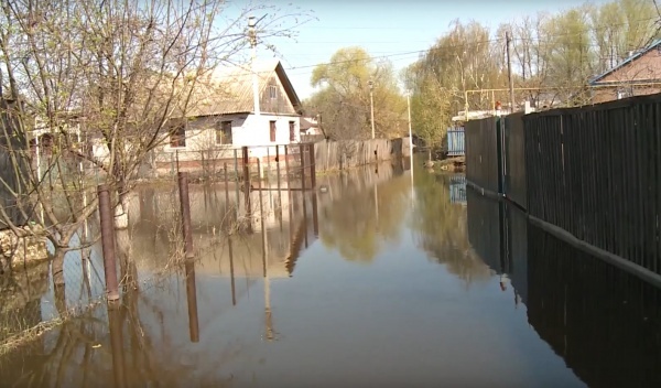 В Мервине остановили наступление воды на дома