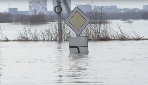 На дороге в Дягилеве утонул второй автомобиль