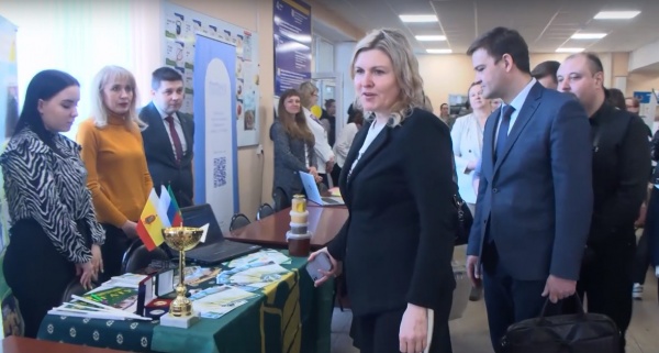 Министр труда и соцзащиты Наталья Суворова посетила ярмарку вакансий