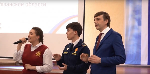 Министр просвещения РФ спел «Катюшу» вместе с хором рязанской школы