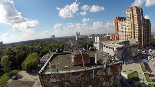 У аварийного дома в центре Рязани покосилась стена