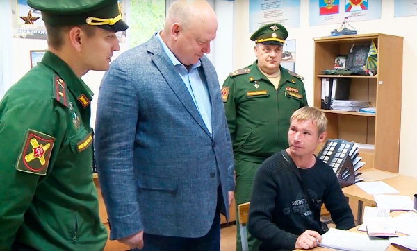 Андрей Красов во время региональной недели посетил пункт отбора на службу по контракту