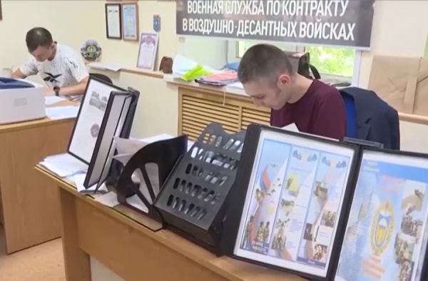 Служба по контракту ускоряет получение гражданства РФ для иностранцев