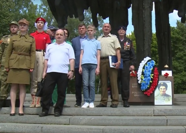 У памятника братству по оружию почтили память польской девушки – Героя Советского Союза