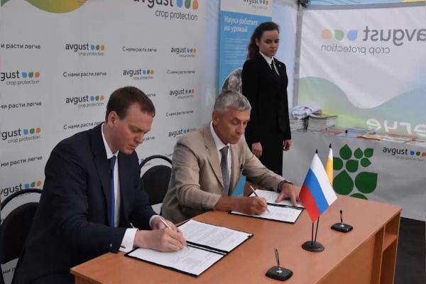 Павел Малков подписал соглашения с ведущими производителями средств защиты растений