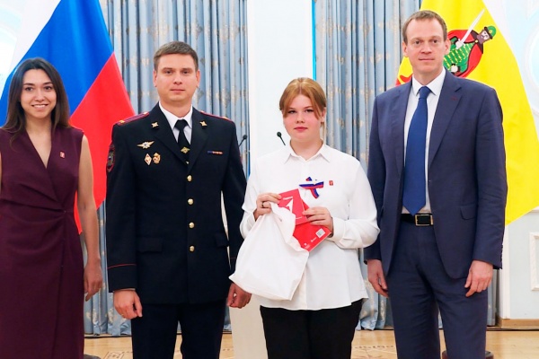 Губернатор Павел Малков вручил паспорта отличникам и активистам