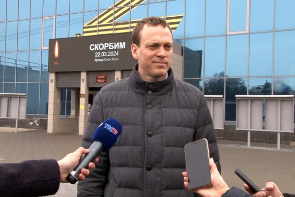 Павел Малков вместе с рязанцами возложил цветы у стихийного мемориала
