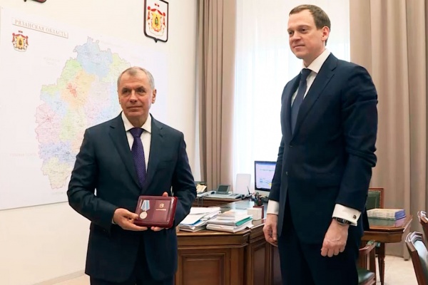 Председатель Госсовета Крыма Владимир Константинов вручил рязанцам памятные медали