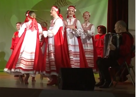 Выборы 2022. В Тырново на избирательном участке выступили артисты с концертом