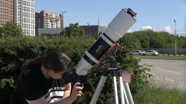 Сегодня рязанцы наблюдали солнечные пятна через телескоп