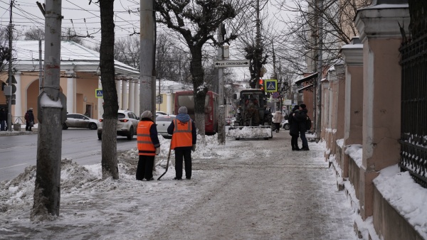 Дирекция благоустройства города обрабатывает улицы от гололеда