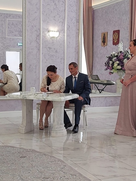 Первый зампред правительства поздравила молодожёнов из ЛНР