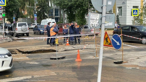 На перекрестке улиц Горького и Введенской  повредили водопровод холодной воды