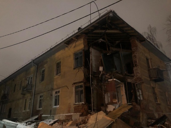 На Грибоедова в аварийном доме рухнула стена
