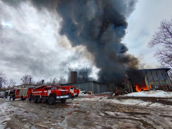 В Турлатове тушат крупный пожар на складе
