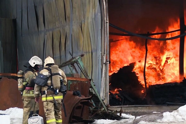 В Рязани горит ангар